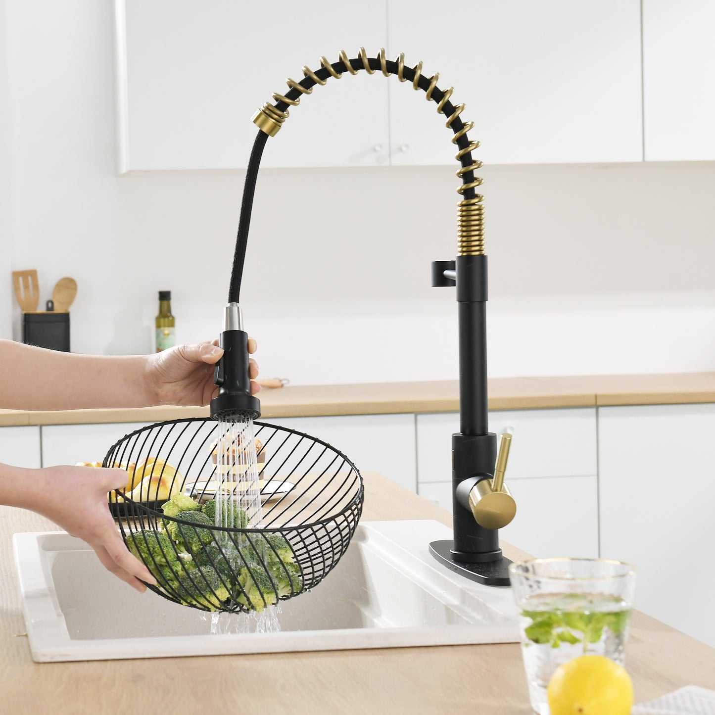 Single-Handle Touchless Sensor Gooseneck Pull-Down Sprayer Kitchen Faucet